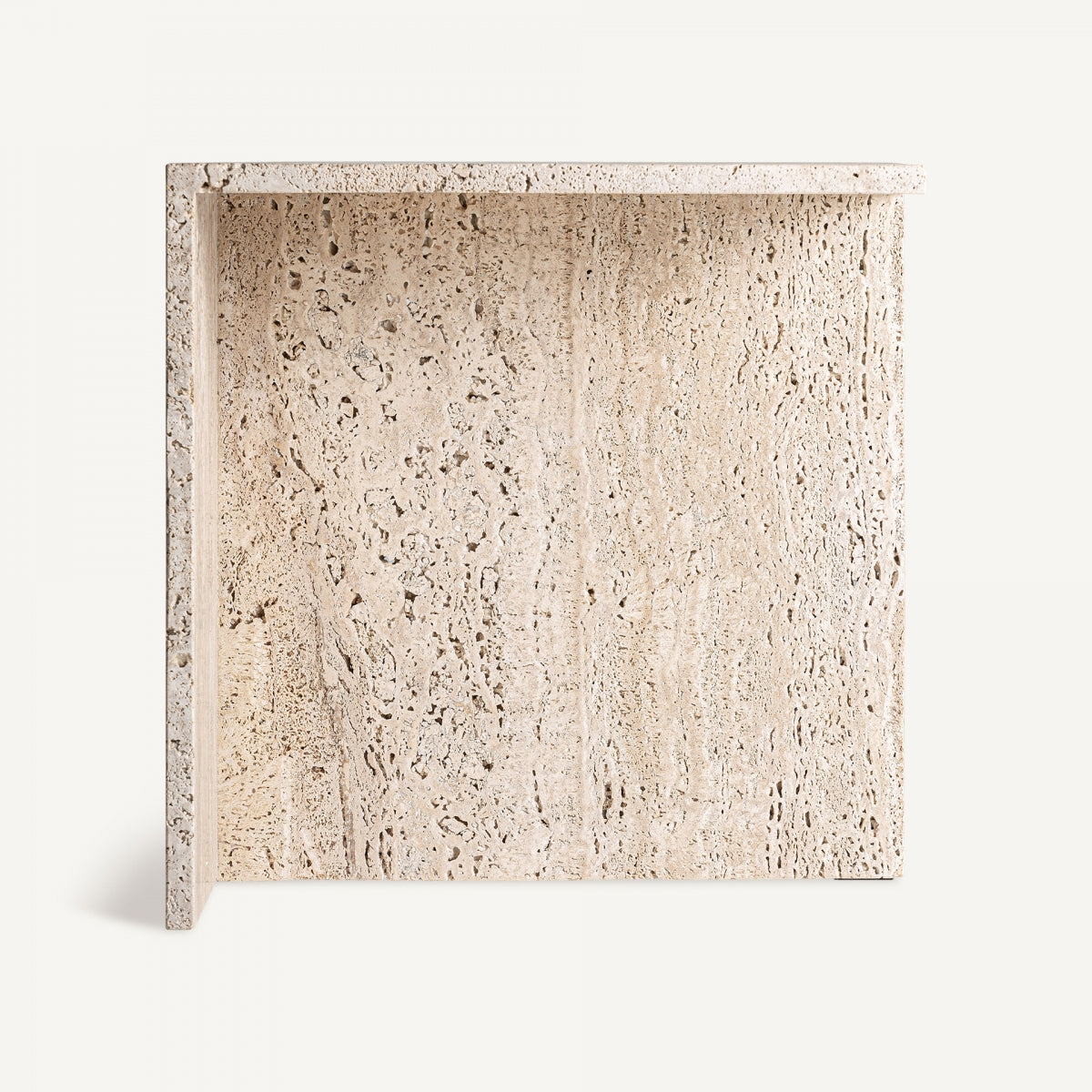 La Mesa Auxiliar Cuadrada en Travertino Theuville presenta un diseño minimalista de piedra travertino beige, con una parte superior rectangular sostenida por elegantes paneles laterales, que agrega un toque Art Déco a cualquier espacio.