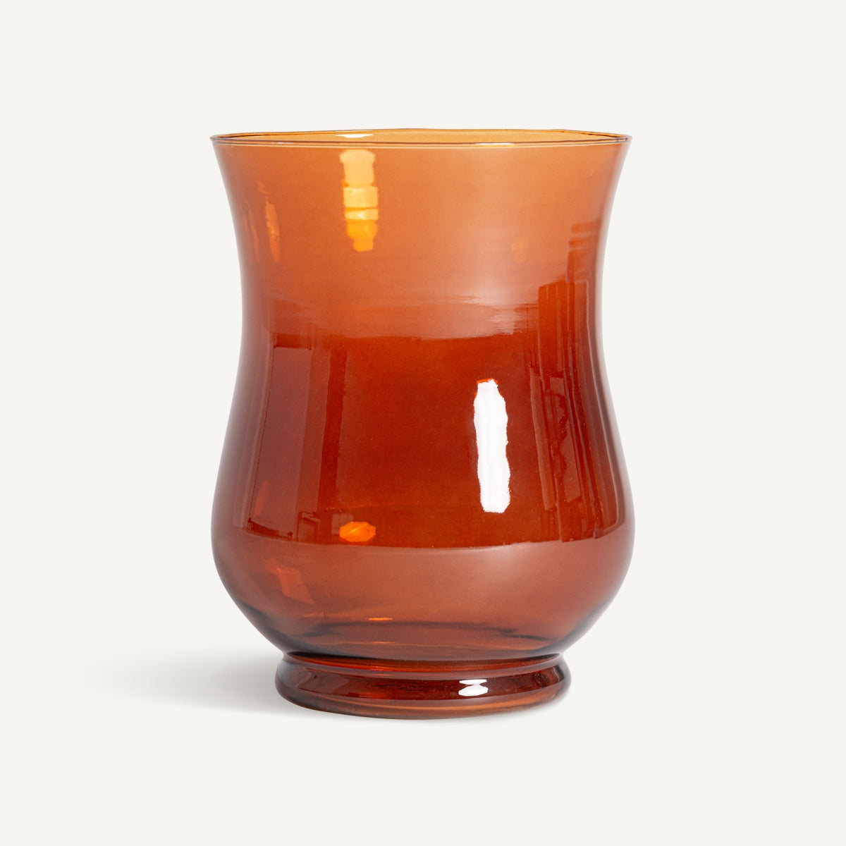 El jarrón en vidrio naranja Covasna, con borde acampanado y base redondeada, es ideal para decoración moderna. Se muestra en una foto sobre fondo blanco.