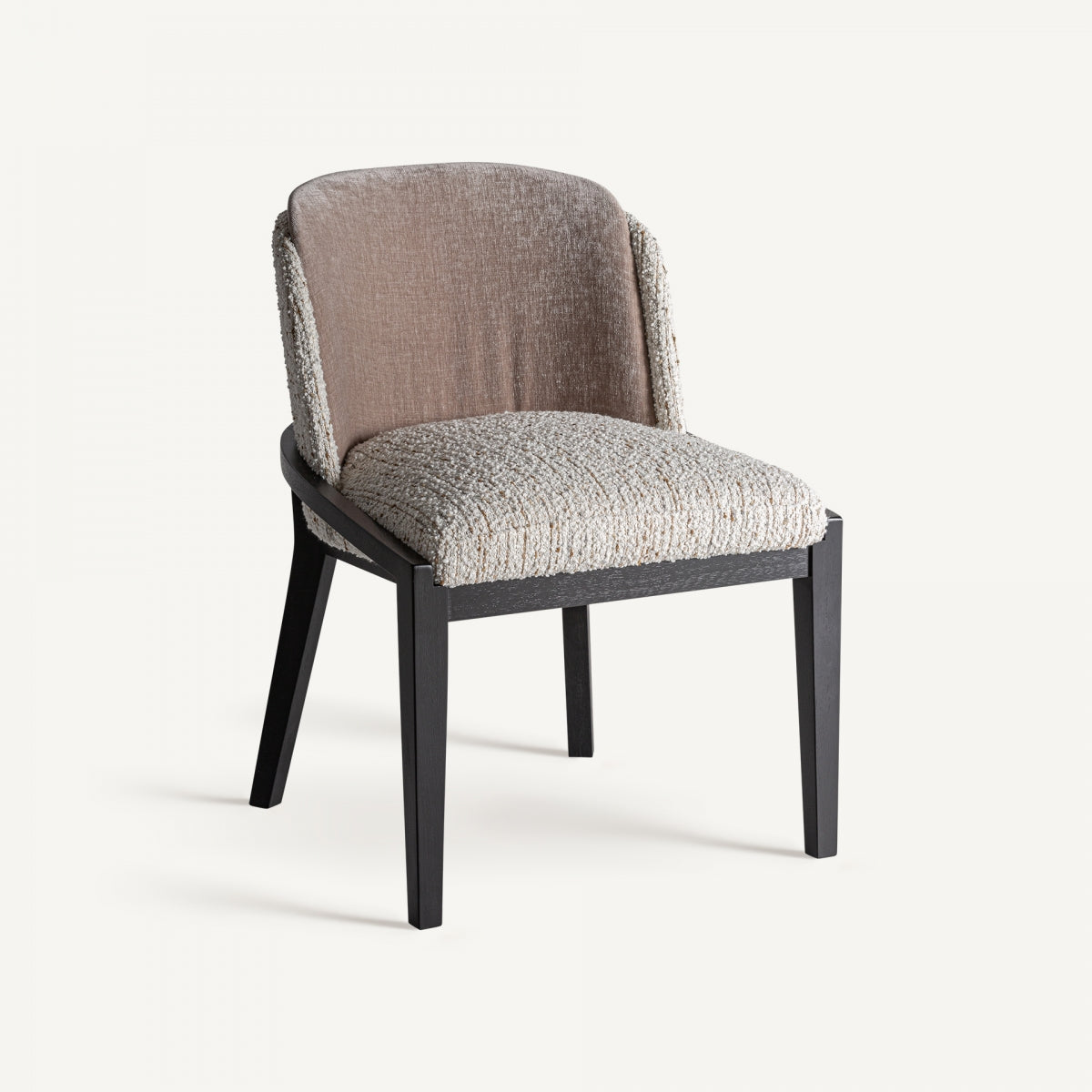 La silla de comedor Malters, tapizada en algodón y madera, presenta un estilo moderno con respaldo curvo, asiento acolchado y tapizado texturizado en beige y marrón, que evoca el estilo art déco. Sus elegantes patas de madera de caucho negra contrastan con un fondo blanco liso.