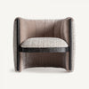 El Sillón tapizado jaspeado Erbach TN, hecho de madera de pino, luce un diseño contemporáneo con respaldo curvo y brazos oscuros, brindando elegancia y confort en su tapizado beige texturizado sobre fondo blanco.