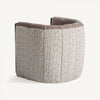 El Sillón tapizado jaspeado Erbach TN, hecho de madera de pino, ofrece elegancia y confort con su diseño contemporáneo y respaldo texturizado sobre fondo blanco.