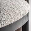 Primer plano de un cojín de asiento tapizado en color blanquecino texturizado en el Sillón tapizado jaspeado Erbach TN - Madera de pino, resaltando la elegancia y la comodidad con un diseño contemporáneo.