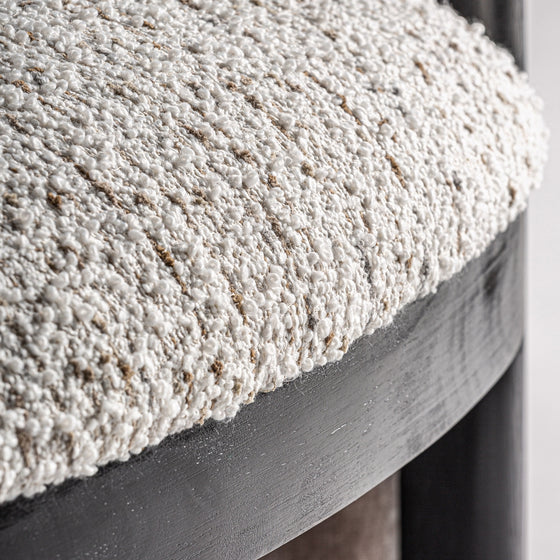 Primer plano de un cojín de asiento tapizado en color blanquecino texturizado en el Sillón tapizado jaspeado Erbach TN - Madera de pino, resaltando la elegancia y la comodidad con un diseño contemporáneo.