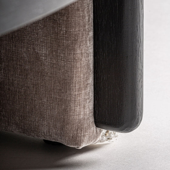 Primer plano de la esquina inferior de un Sillón tapizado jaspeado Erbach TN - Madera de pino; algunas telas aparecen deshilachadas y ligeramente rasgadas, contrastando sutilmente con su elegante y cómodo diseño contemporáneo.