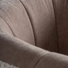 Primer plano del Sillón tapizado jaspeado Erbach TN - Madera de pino, que muestra una elegante tapicería marrón y costuras verticales en su respaldo curvo para un toque de diseño contemporáneo.