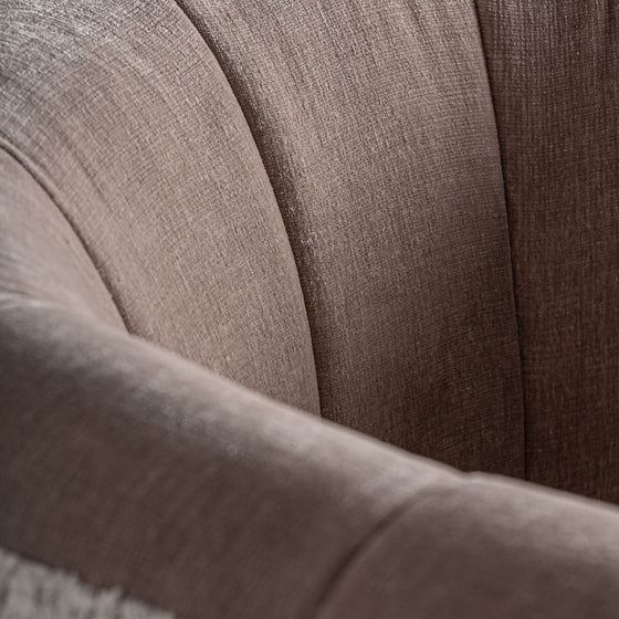 Primer plano del Sillón tapizado jaspeado Erbach TN - Madera de pino, que muestra una elegante tapicería marrón y costuras verticales en su respaldo curvo para un toque de diseño contemporáneo.