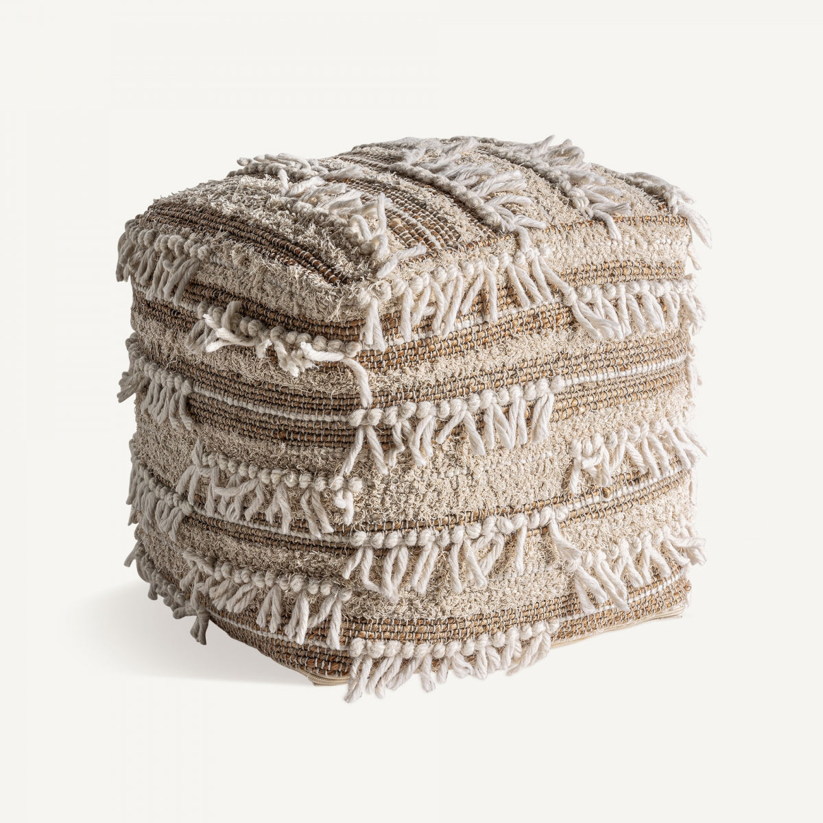 El Puff cuadrado de yute y algodón Zuri es un otomano boho con tejido texturizado en beige y blanco, borlas con flecos en todos los lados y una estructura liviana para facilitar el movimiento y un estilo versátil.