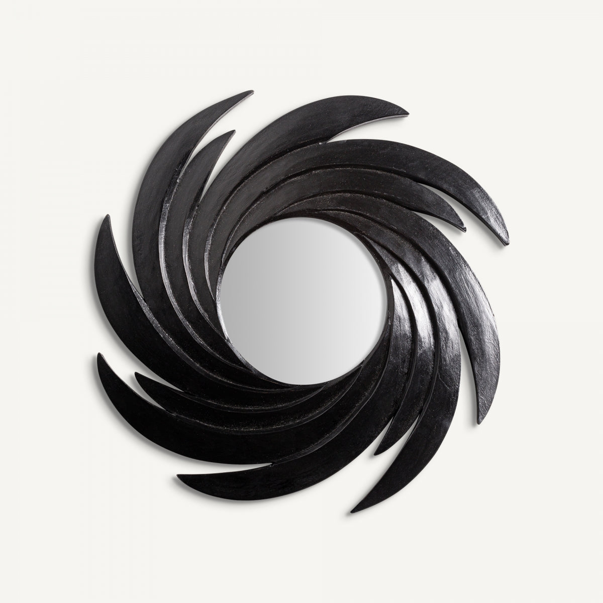 El espejo redondo en madera de acacia negro (40x40 cm) Asp destaca por su marco con diseño en espiral, evocando el estilo art déco y convirtiéndose en una pieza decorativa llamativa sobre fondo neutro.