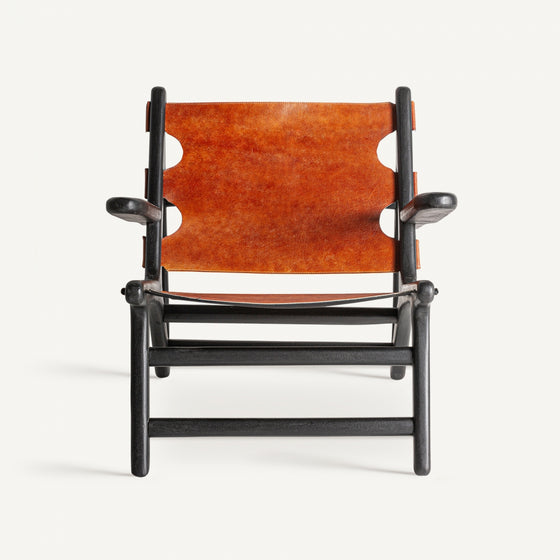 Vista frontal del Sillón en madera de mango y piel Bourthes, con asiento de cuero marrón y marco negro, resaltando su diseño simple y minimalista con estilo vintage sobre un fondo blanco.