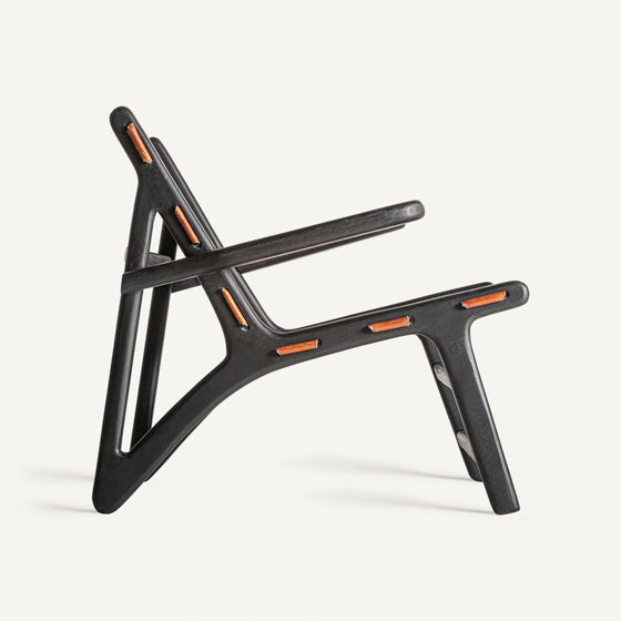Una silla negra contemporánea con un diseño minimalista y líneas angulares, acentuada en naranja, aporta un toque de estilo vintage que recuerda al Sillón en madera de mango y piel Bourthes.