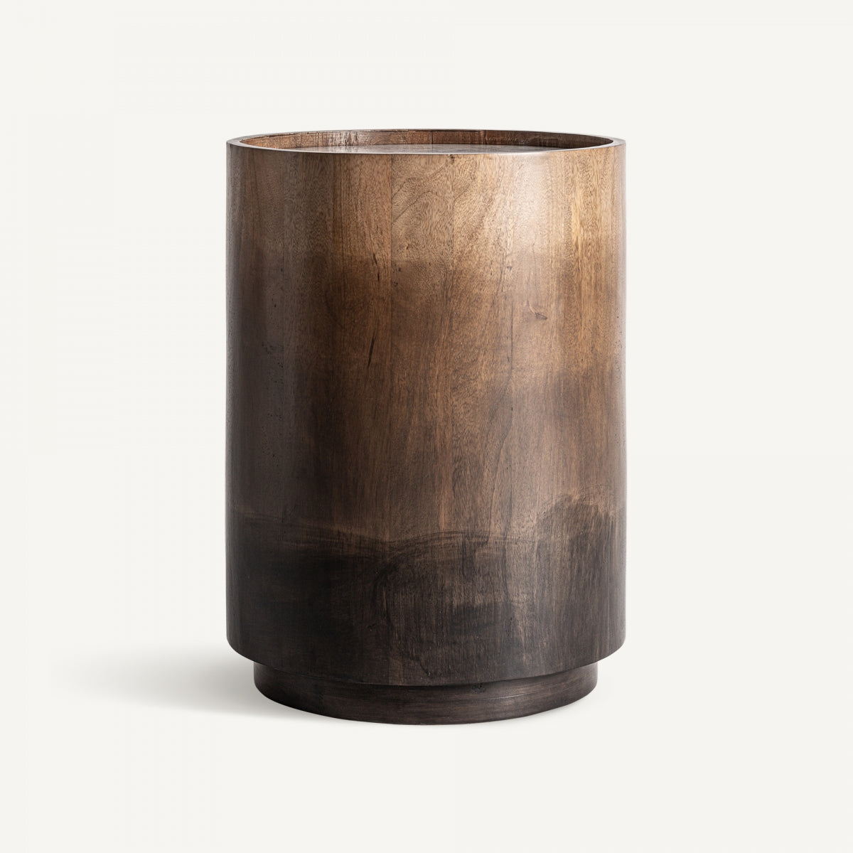 El contenedor cilíndrico de madera Arneke presenta un acabado oscuro y suave con ligeras variaciones de tono, que reflejan un diseño artesanal.