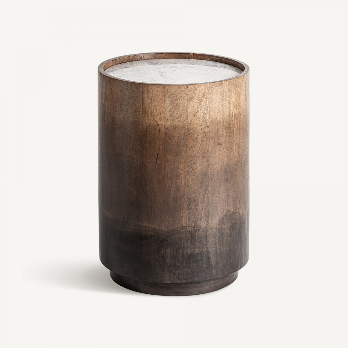 Descubre la Mesa auxiliar art deco de mármol y madera Arneke, de forma cilíndrica con cubierta de mármol blanco y un exquisito diseño artesanal, resaltado por un acabado degradado suave que pasa del marrón claro al oscuro.