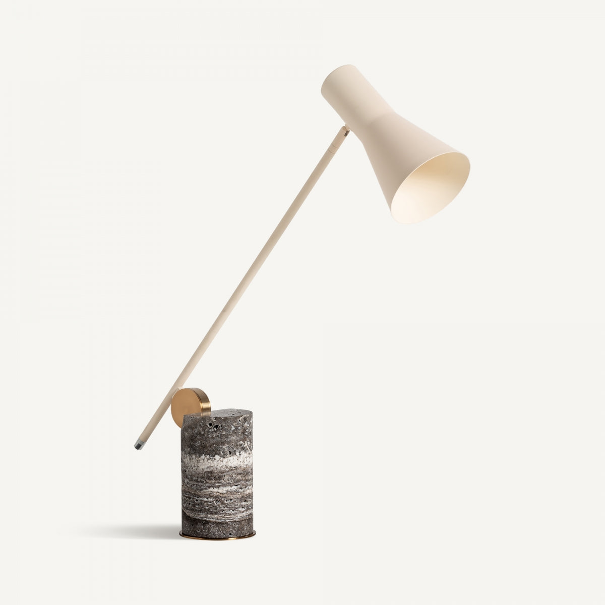 La lámpara de mesa en bronce y mármol Yzara, con brazo largo y pantalla crema sobre base cilíndrica de mármol gris, añade un toque art déco a cualquier ambiente acogedor.