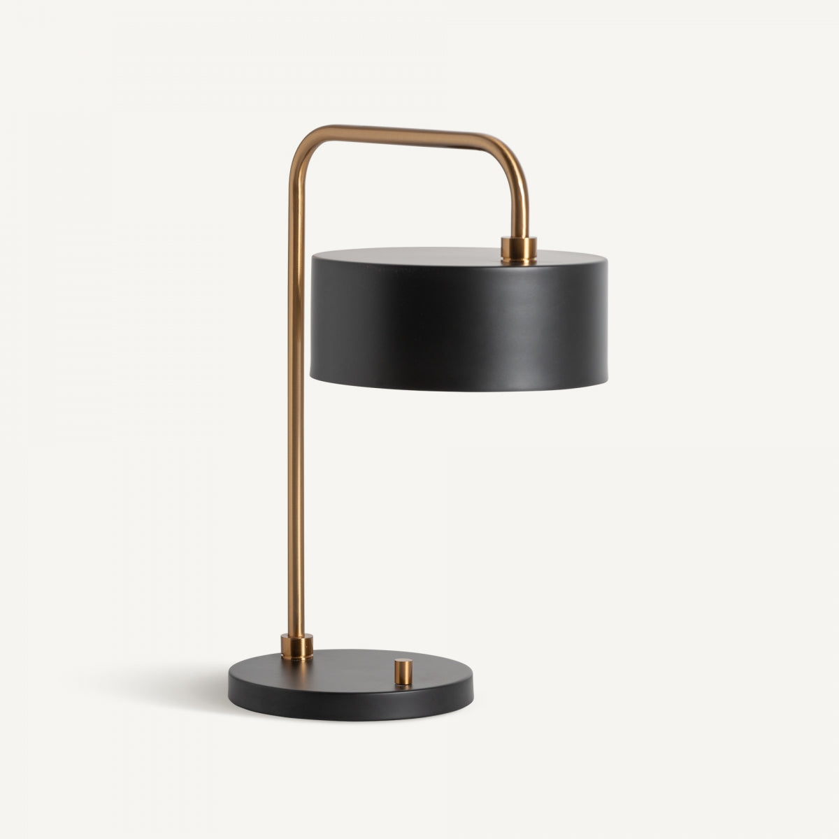 La Lámpara de sobremesa en bronce Eterra destaca por su base circular negra, varilla dorada vertical y horizontal en bronce de alta calidad y pantalla plana negra, ideal para una decoración interior sofisticada.