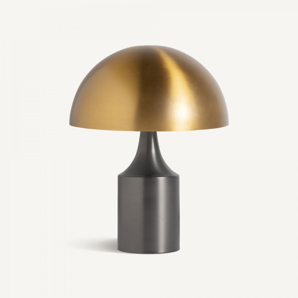 La Lámpara de mesa en bronce Aterra presenta una base cilíndrica negra mate y una pantalla sobredada metálica dorada, resaltando su moderno estilo Art Deco sobre un fondo blanco liso.