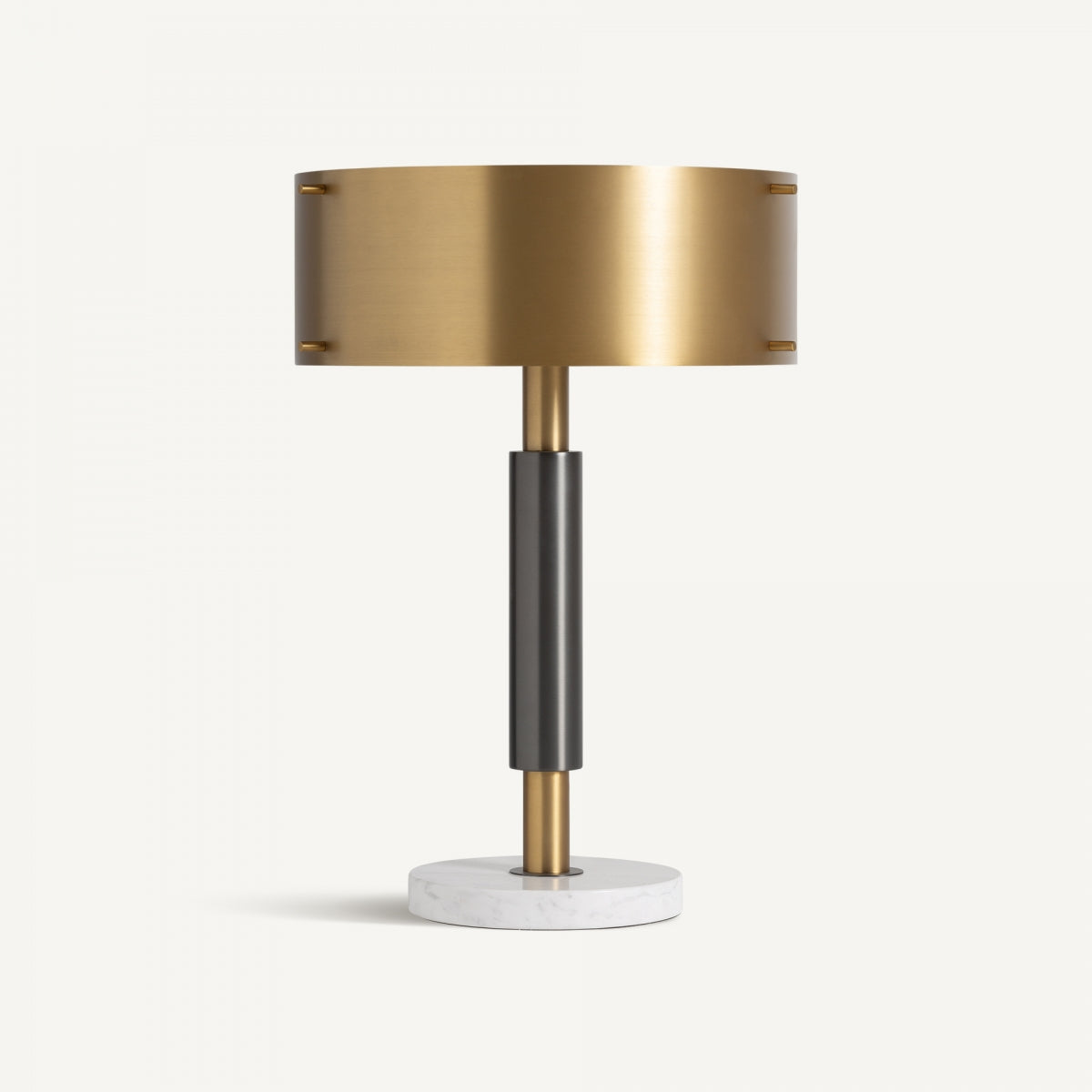 La Lámpara de mesa en bronce y mármol Arte-Deco cuenta con pantalla cilíndrica dorada, vástago central negro y base redonda de mármol blanco que resaltan su elegante diseño art déco sobre un fondo claro.