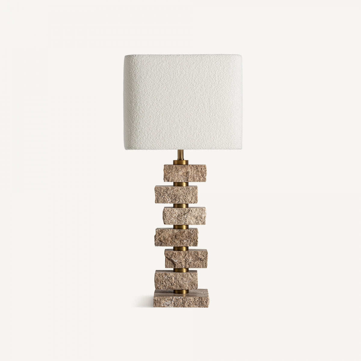La lámpara de sobremesa en bronce y mármol Tetbury S destaca por su base de segmentos rectangulares separados por detalles dorados y su pantalla cuadrada beige texturizada, reflejando materiales premium y un sutil estilo art déco.