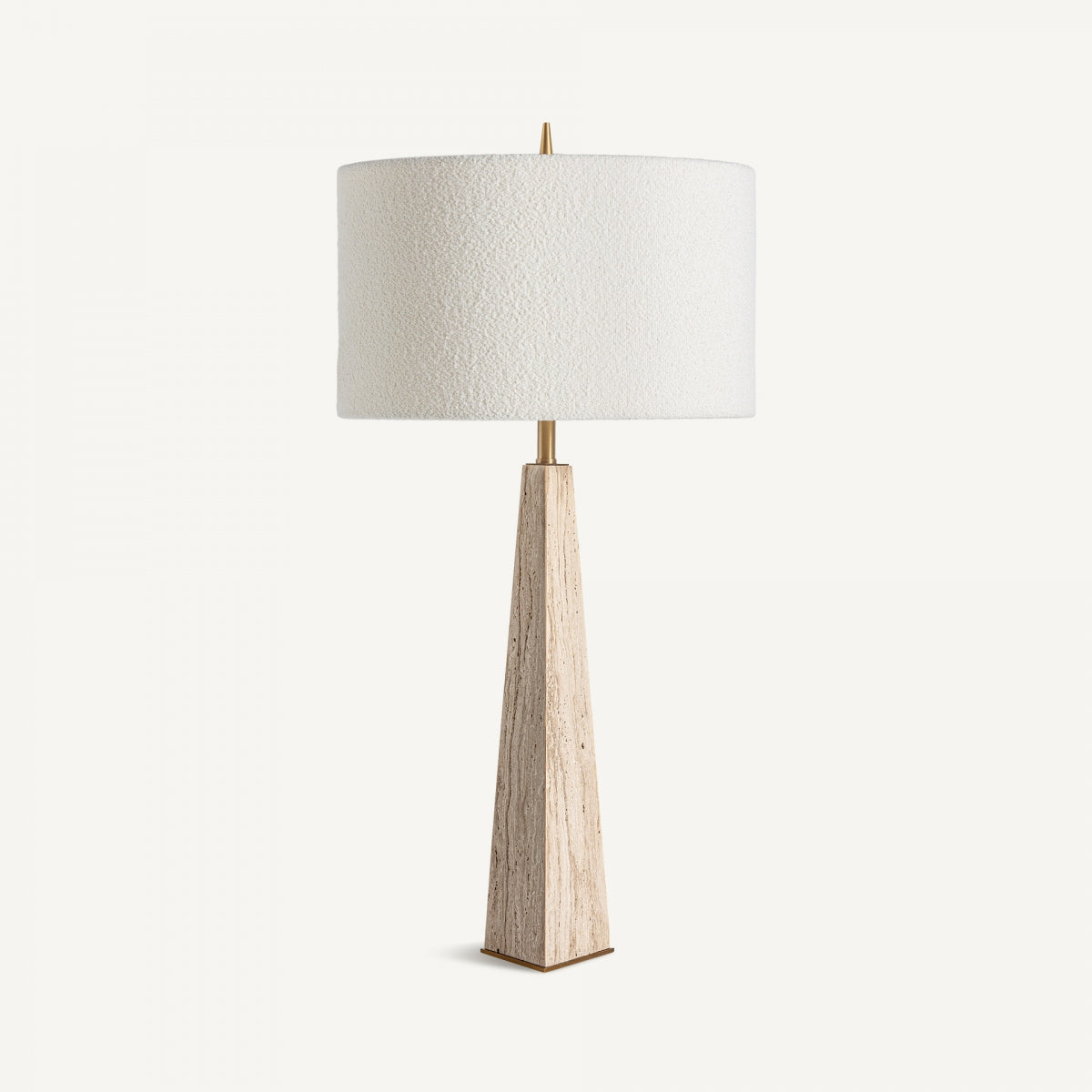 Una elegante lámpara de mesa en bronce y mármol Tetbury con una base de madera alta y cónica y una pantalla redonda de tela blanca, que evoca un sutil estilo art déco sobre un fondo liso.