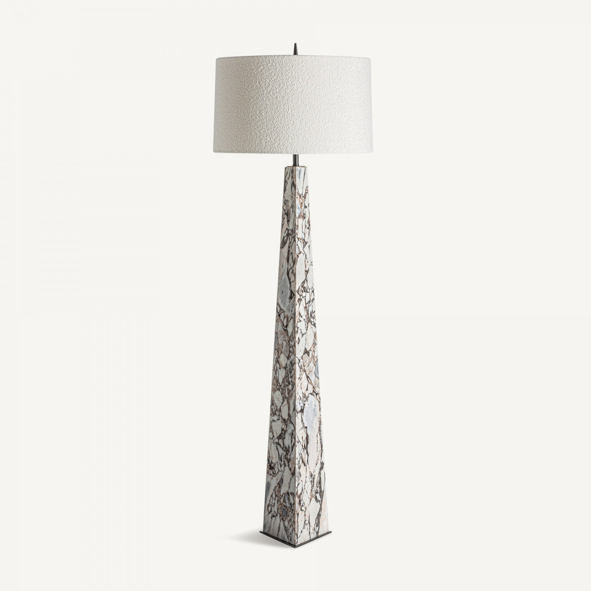 La lámpara de pie art deco en bronce y mármol Galia, con base alta de mármol y pantalla blanca texturizada, aporta un elegante diseño art deco a cualquier espacio.