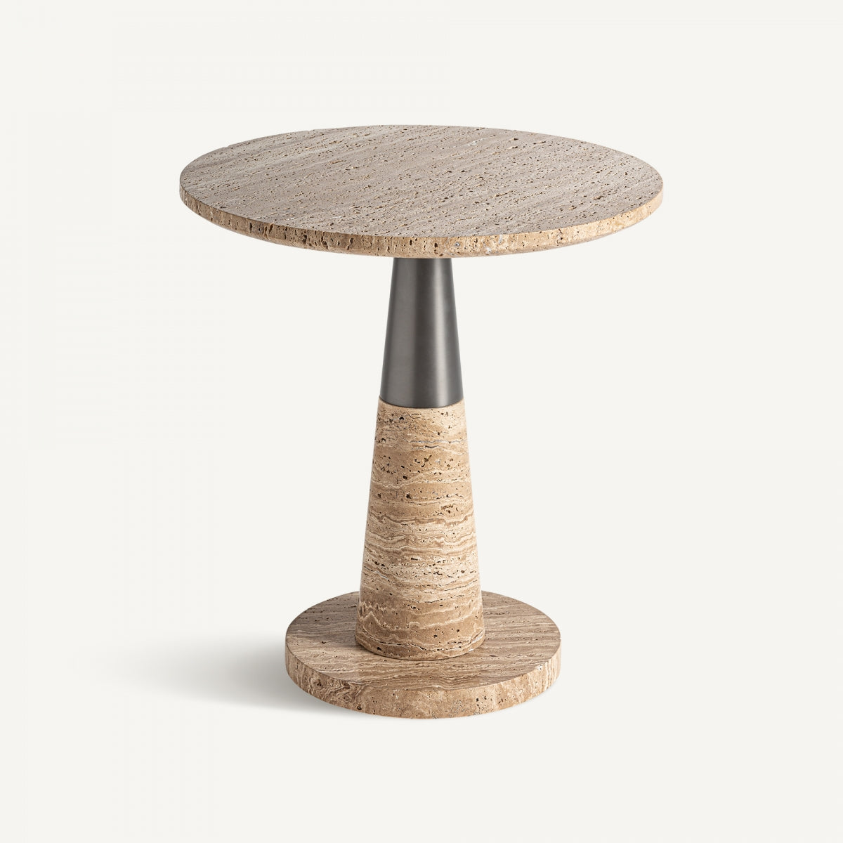 La mesa auxiliar en bronce y mármol Rust presenta una mesa redonda de madera con un soporte cónico central y un acento de estructura de bronce sobre una base circular, sobre un fondo liso.
