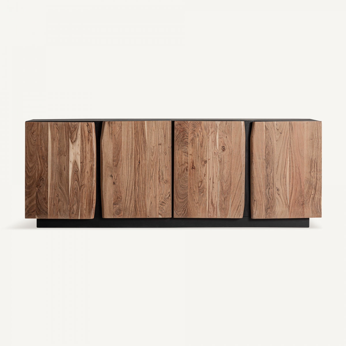 El Aparador en madera de acacia (220x44 cm) Kerken cuenta con cuatro puertas, un acabado de veta de madera natural y una base negra, resaltada sobre un fondo blanco liso.