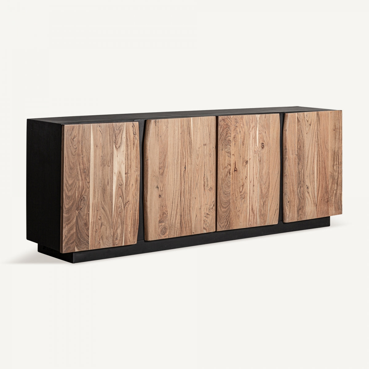 Aparador en madera de acacia Kerken (220x44 cm), con diseño art déco, cuatro puertas y base negra, ideal para destacar sobre un fondo blanco.