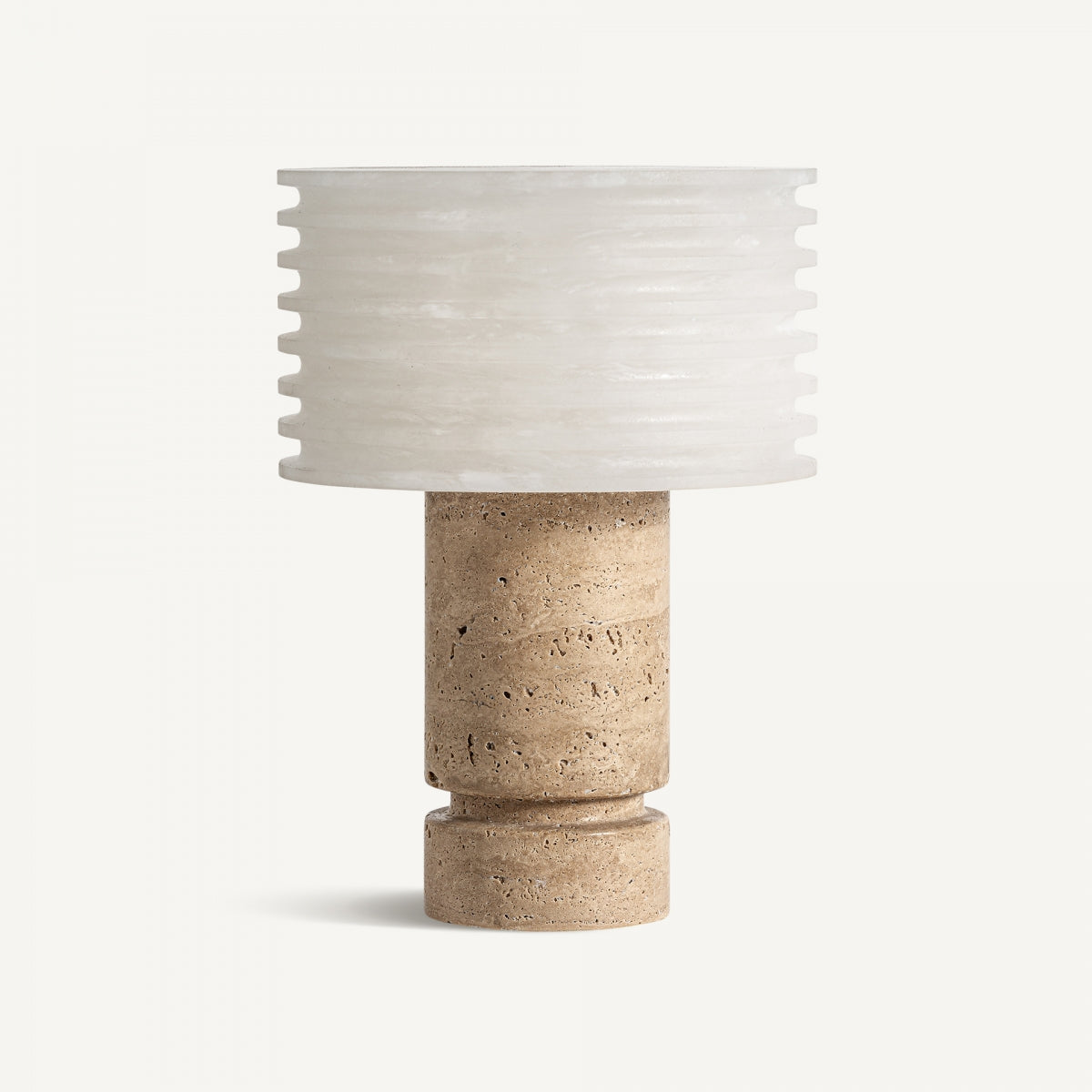 La lámpara de mesa en cerámica y mármol T-Marb presenta una base cilíndrica de piedra beige con un aspecto de cerámica y mármol y una pantalla redonda con textura blanca, fotografiada sobre un fondo blanco liso, que irradia una sutil elegancia art déco.