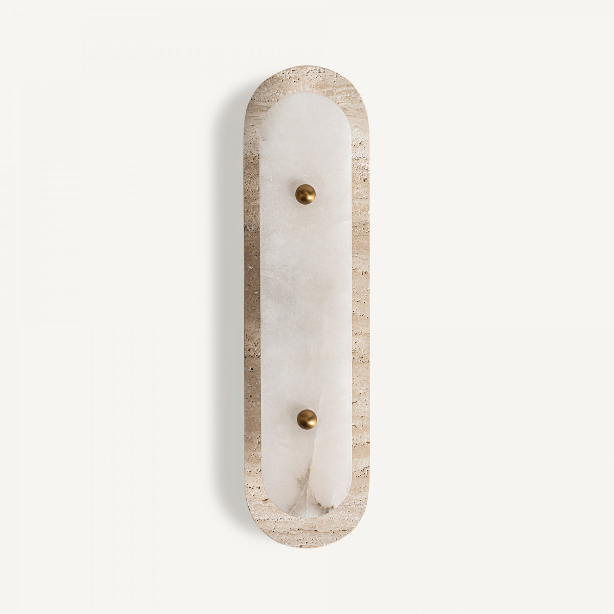 El aplique de pared en bronce y mármol Carine es vertical, ovalado, con base de mármol y dos sujetadores de bronce que sostienen un panel opalino, ideal para iluminación funcional y estilo art déco en tu espacio.