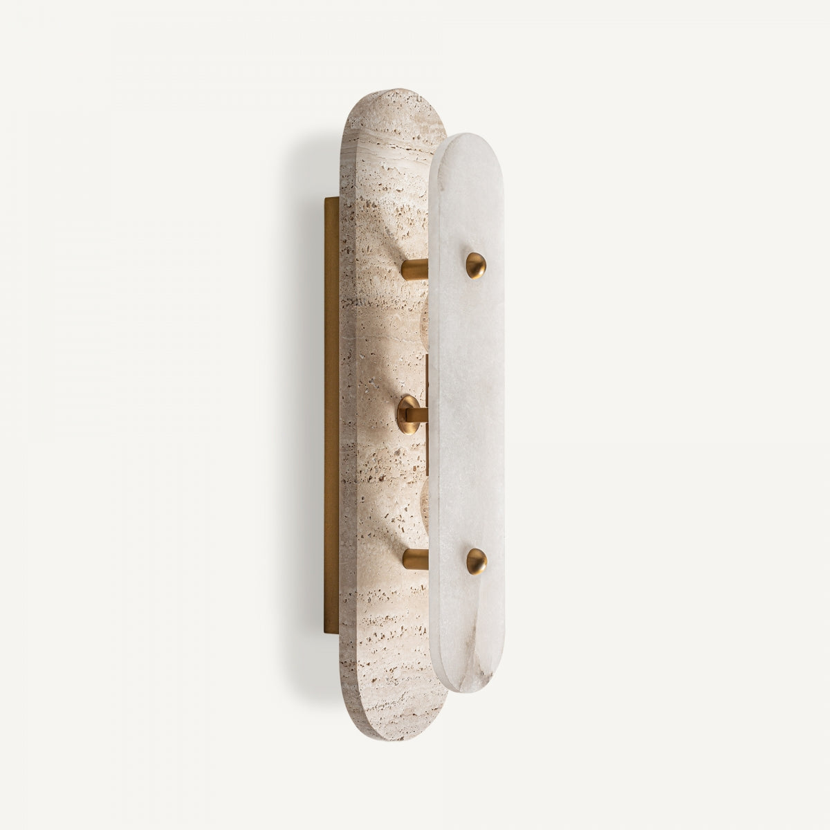 El aplique de pared en bronce y mármol Carine presenta dos paneles rectangulares, uno en mármol beige y otro blanco, apilados verticalmente sobre una base de bronce para ofrecer iluminación funcional y estilo art déco.
