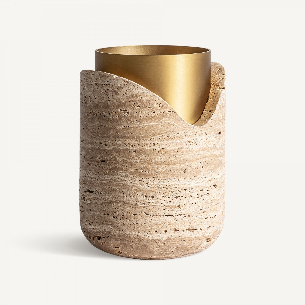 Un Jarrón en mármol y acero Verkie G, de forma cilíndrica con un exterior texturizado color crema mármol y un interior liso metálico dorado, exhibiendo un elegante diseño art déco sobre fondo blanco.