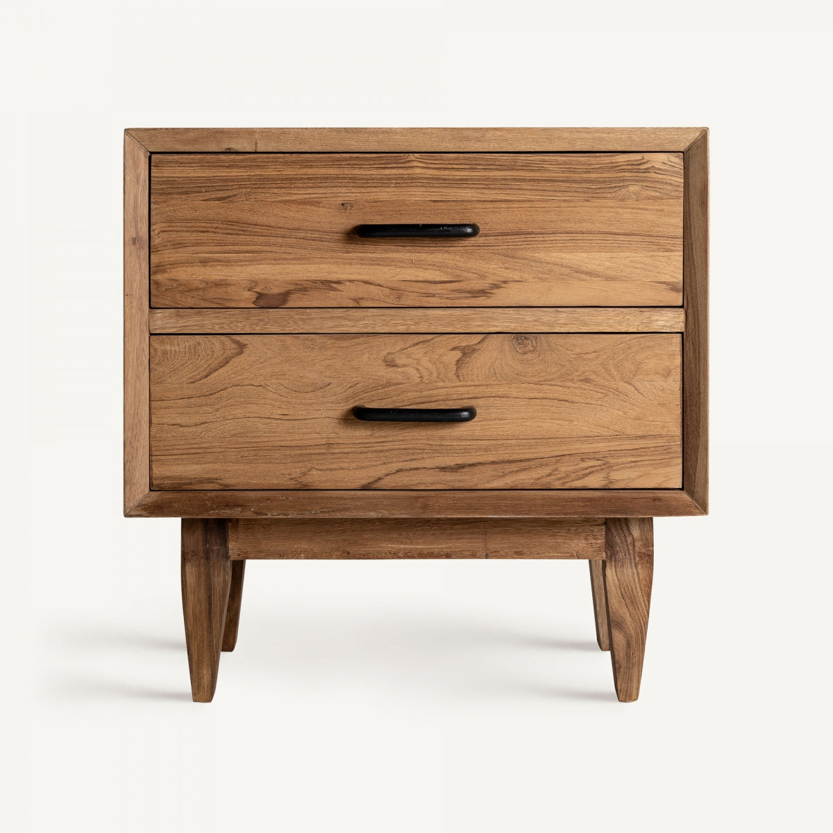 La Mesita de noche con 2 cajones en madera recuperada Cotard cuenta con asas horizontales negras y se apoya en cuatro patas en ángulo, mostrando un elegante diseño nórdico.