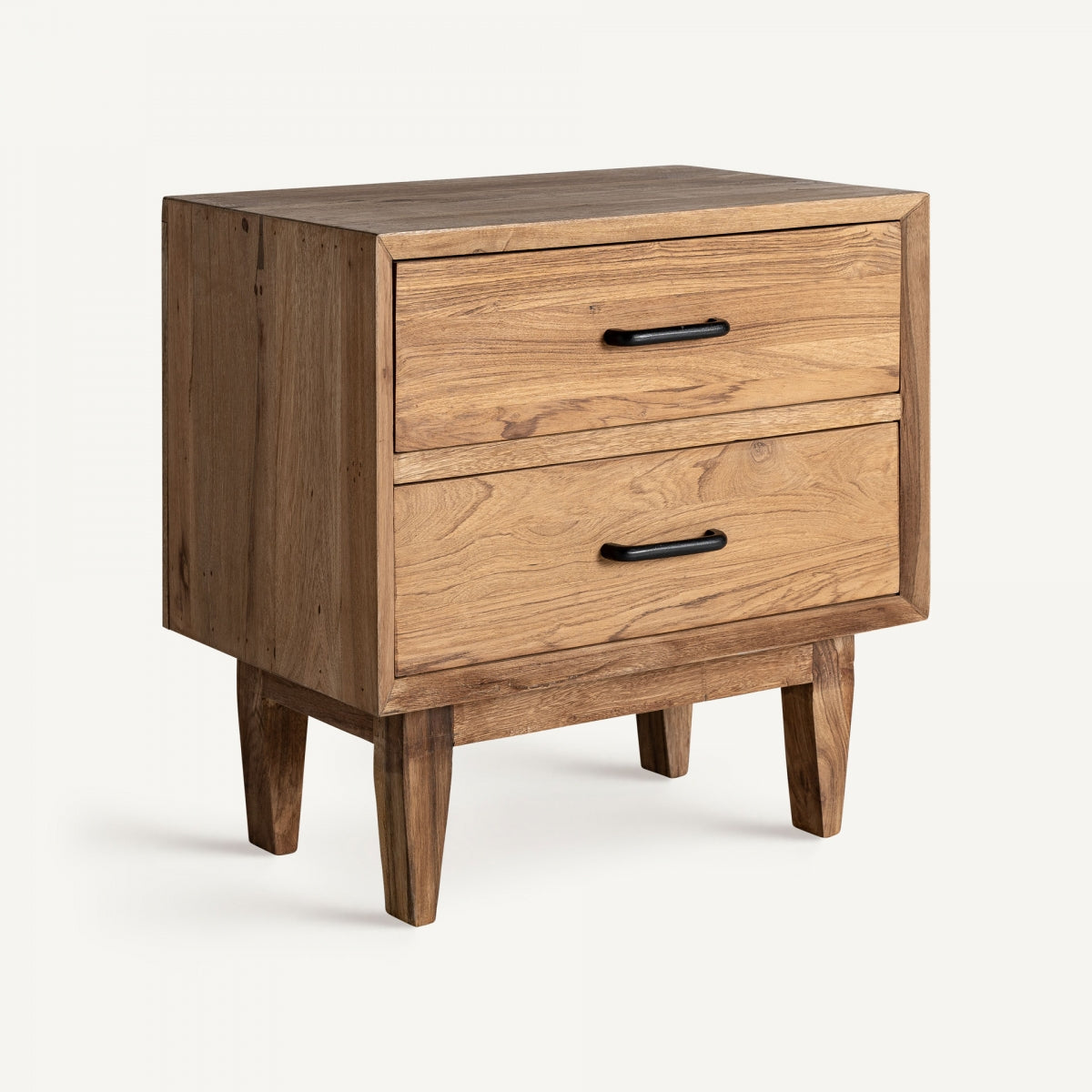 La mesita de noche Cotard, hecha de madera recuperada, cuenta con dos cajones y tiradores negros, destacando por su diseño nórdico moderno y patas anguladas.