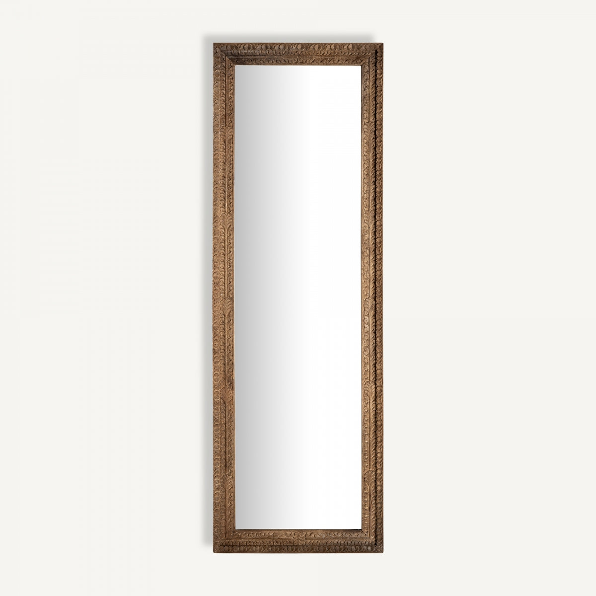 Espejo de pie Cotard (50x150 cm), hecho en madera de mango, posicionado verticalmente sobre fondo claro, perfecto para decoración interior con estilo nórdico.