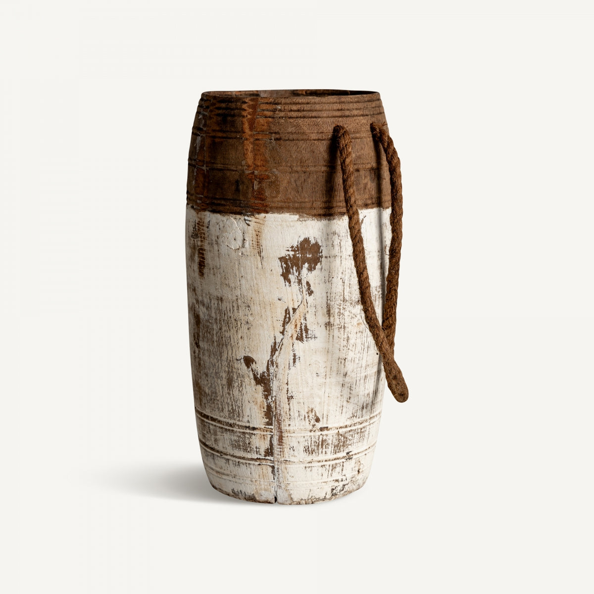 El jarrón en madera recuperada Kalid S es un barril de madera desgastada con una mitad inferior pintada de blanco, una tapa marrón y un asa de cuerda gruesa, ideal como jarrón artesanal para la decoración del hogar sobre un fondo blanco liso.
