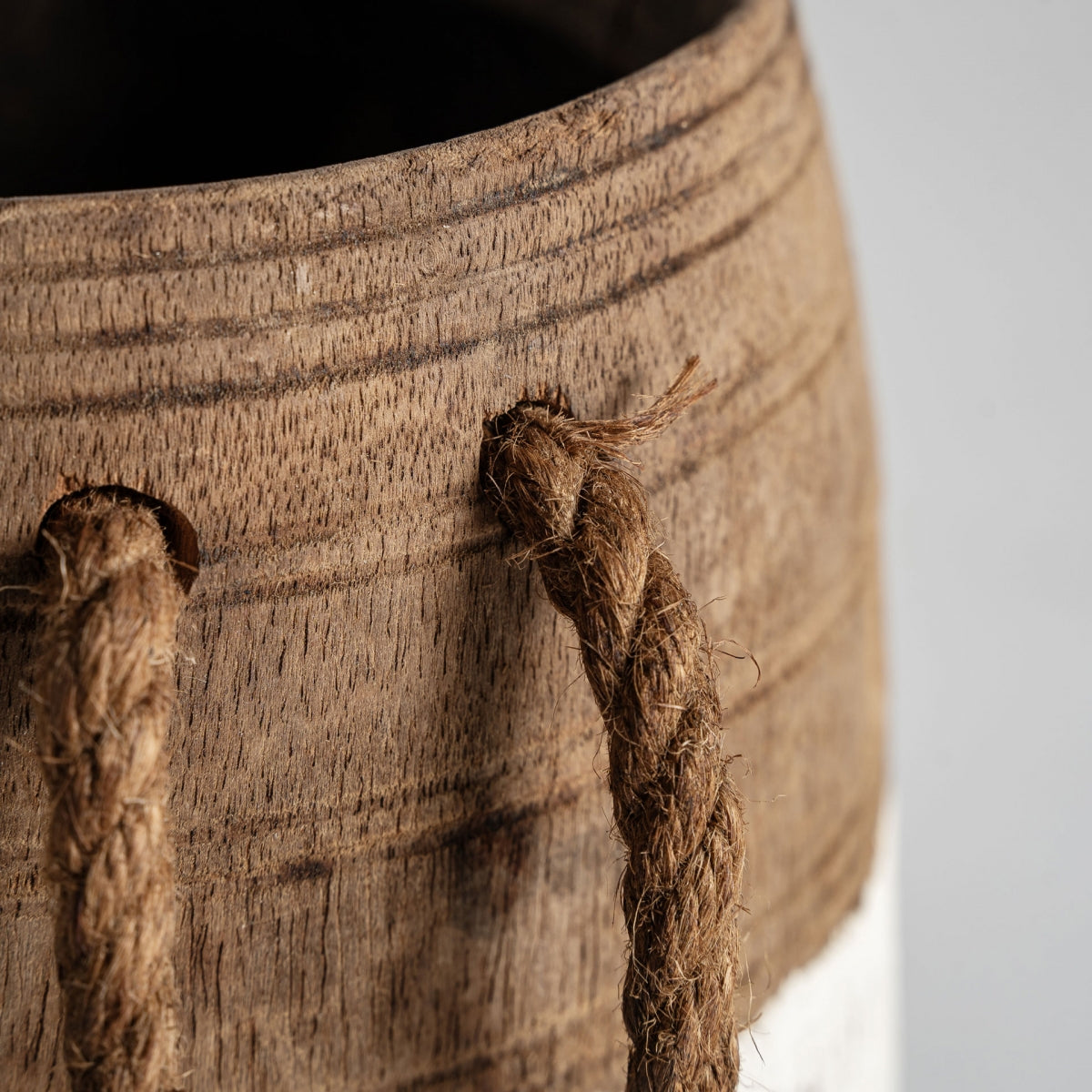 Primer plano del jarrón en madera recuperada Kalid S, que presenta un asa de cuerda gruesa y retorcida enhebrada a través de un orificio cerca del borde; perfecto para la decoración del hogar.