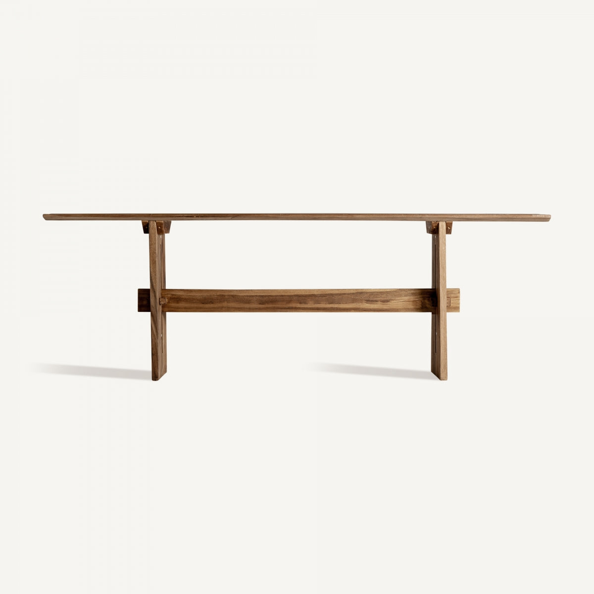 La Consola en madera recuperada Cotard presenta una tapa rectangular y patas estilo caballete, hechas a mano con madera recuperada y fotografiadas sobre un fondo blanco para una apariencia ecológica y minimalista.