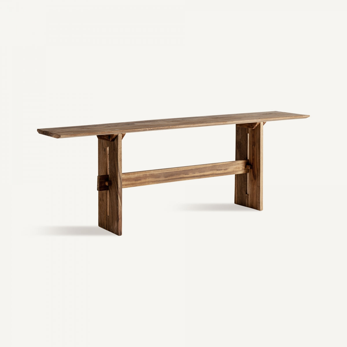 La Consola en madera recuperada Cotard presenta un diseño de madera largo y estrecho con un asiento plano y patas rectangulares resistentes, elaboradas a partir de madera recuperada, que se muestran sobre un fondo blanco liso.