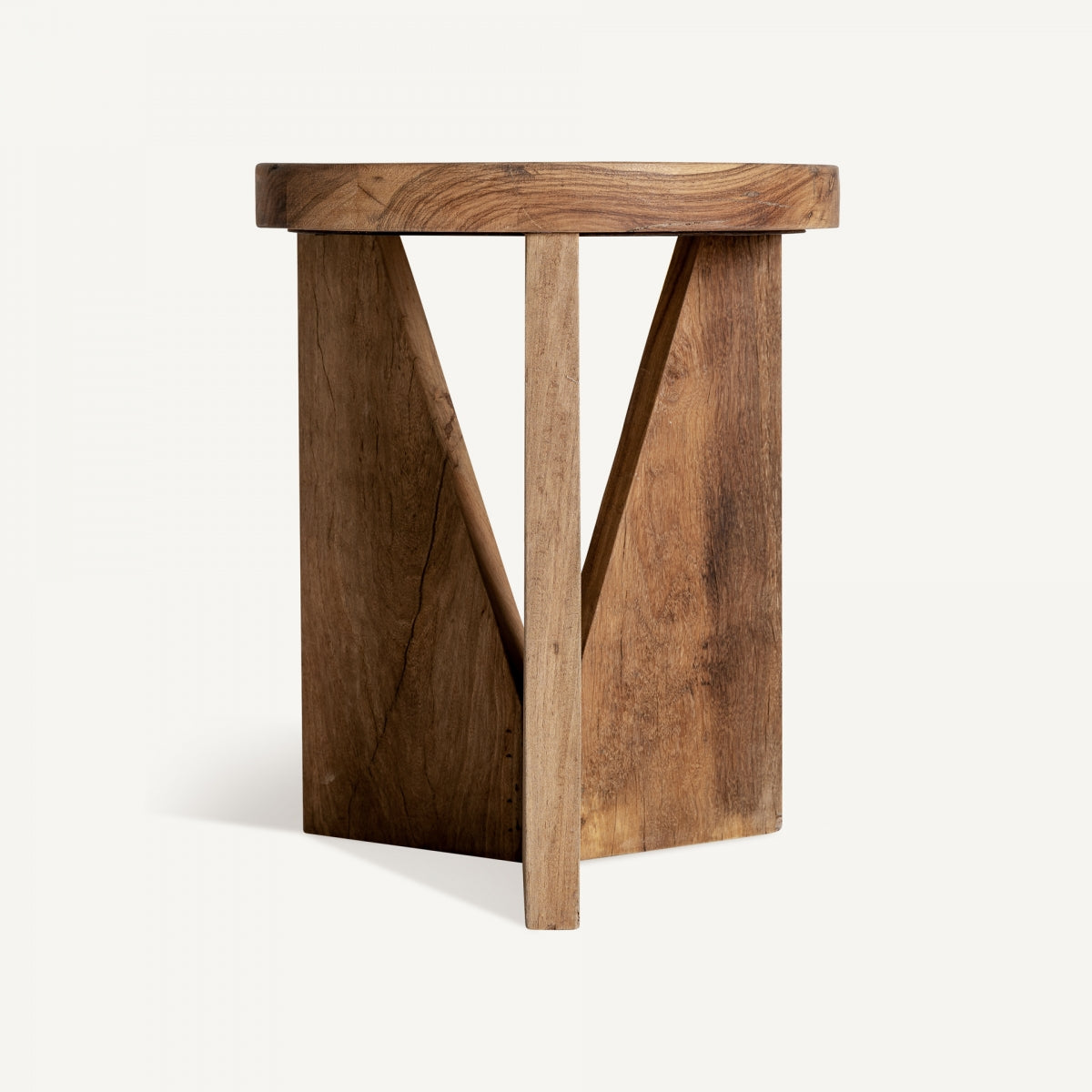La mesa auxiliar de madera recuperada Cotard es un taburete de madera con asiento redondo, base geométrica y soportes angulares. Su acabado natural y su encanto de diseño nórdico realzan el uso ecológico de la madera recuperada, logrando una estética sencilla pero elegante.