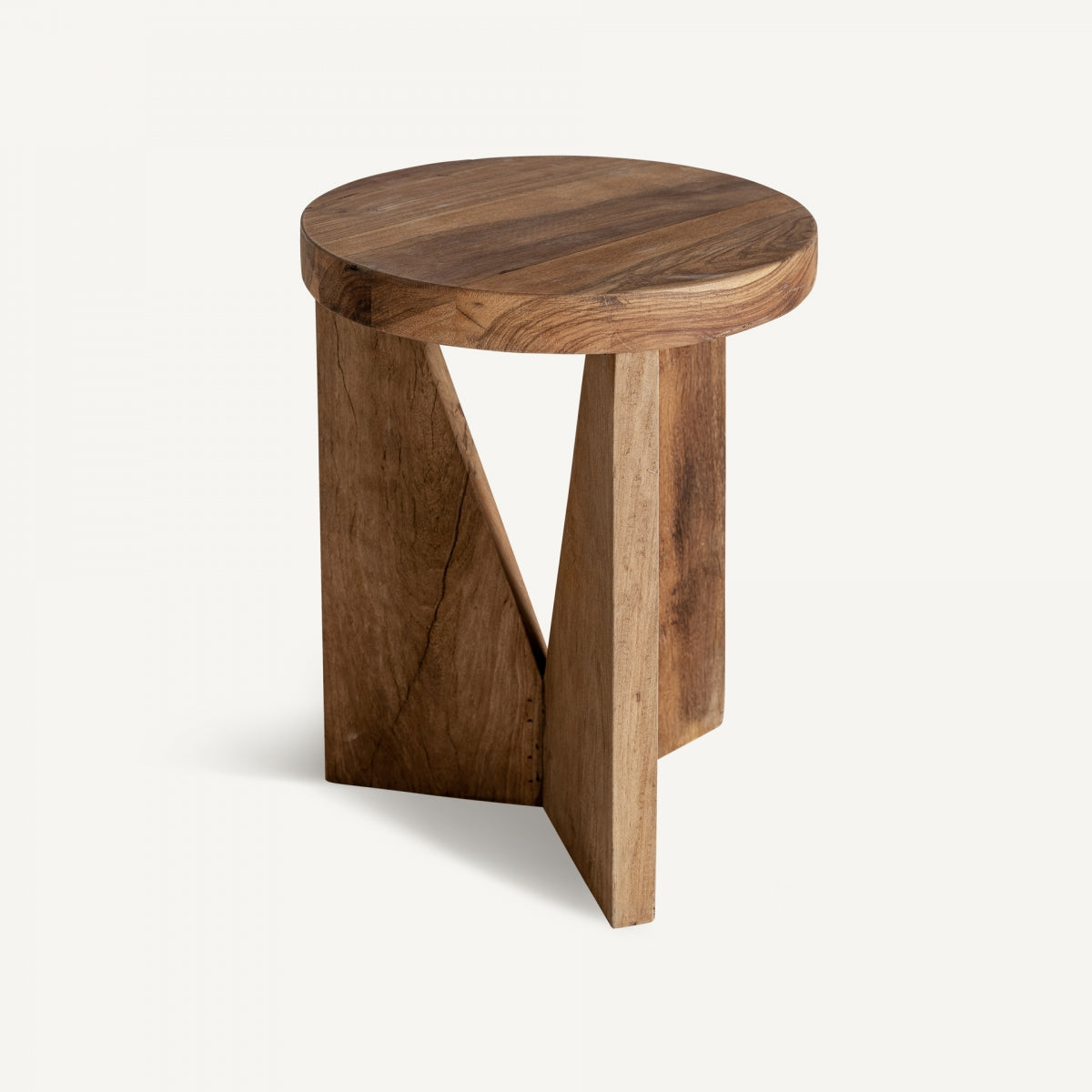 La mesa auxiliar de madera recuperada Cotard presenta un taburete de madera con tablero redondo y base geométrica de triángulos angulares. Elaborada con madera recuperada, complementa cualquier interior de diseño nórdico.