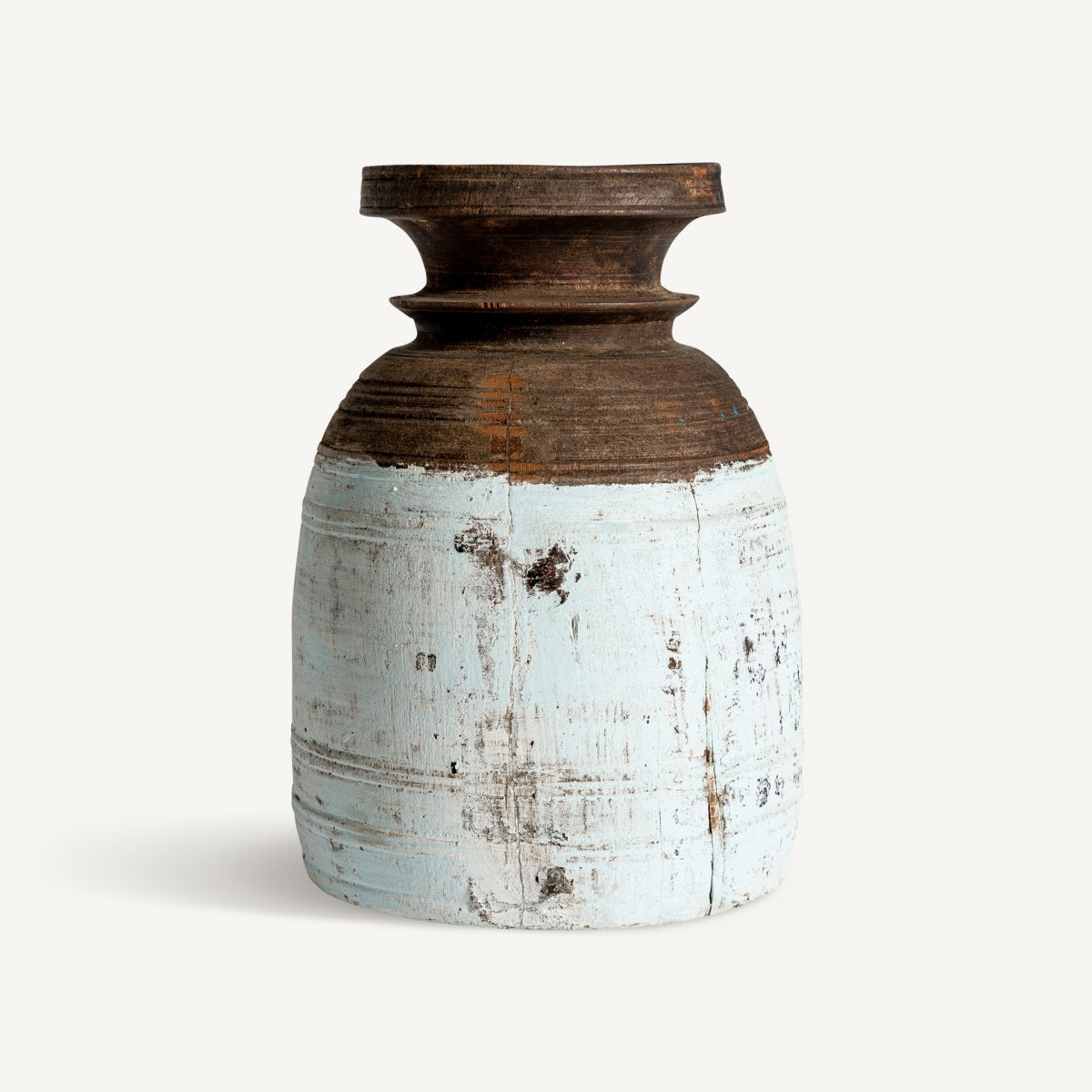 El jarrón de madera recuperada Kalid luce un diseño rústico y antiguo, cuello ancho, pintura blanca envejecida en la base y detalles desgastados, ideal para quienes buscan decoración sostenible.