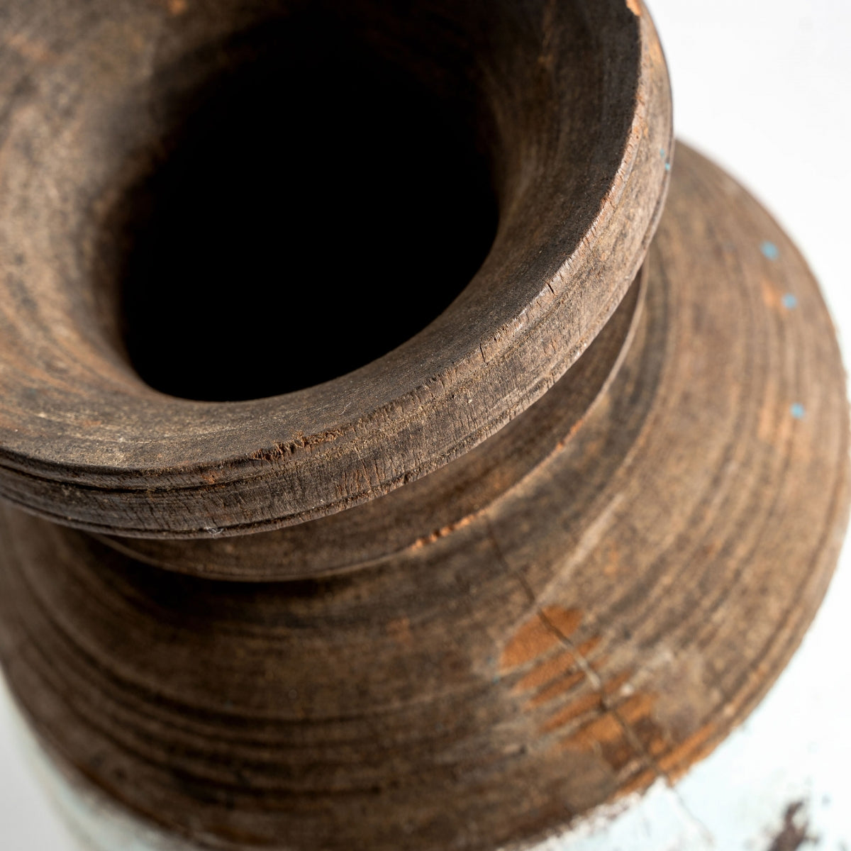 Primer plano de la parte superior y el borde de un jarrón de madera recuperada Kalid, de color marrón desgastado, que muestra su textura única y su superficie desgastada, ideal para decoración sostenible o para combinar con otros acentos de madera recuperada.