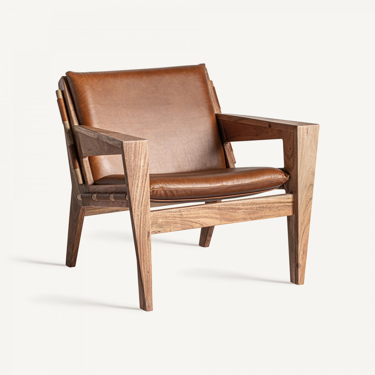 Presentamos el Sillón Melle de piel y madera de acacia, con cojín y respaldo en piel marrón. Sus líneas limpias y diseño angular reflejan el estilo Art Déco, convirtiéndolo en una pieza impactante para cualquier interior sofisticado.