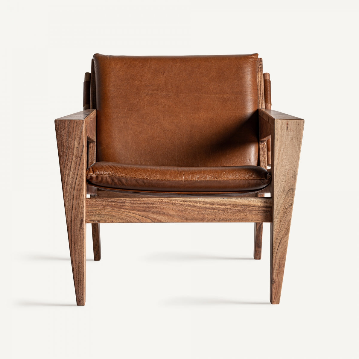 Centrado sobre un fondo blanco liso se encuentra el Sillón de piel y madera de acacia Melle, un sillón de cuero marrón con estructura de madera. Presenta un estilo art déco con su diseño minimalista y reposabrazos angulares.