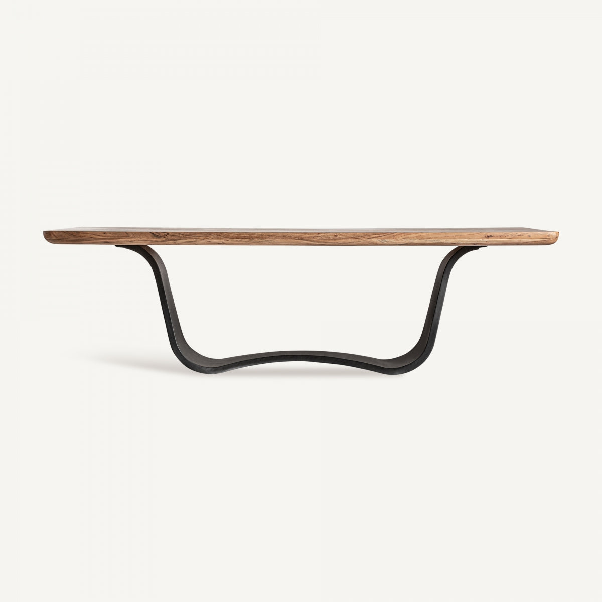 La mesa de comedor rectangular en madera de acacia negro y hierro marrón Mulfingen presenta una mesa de madera con una superficie plana de hermosa madera de acacia y elegantes patas de metal negro sobre un fondo blanco liso.