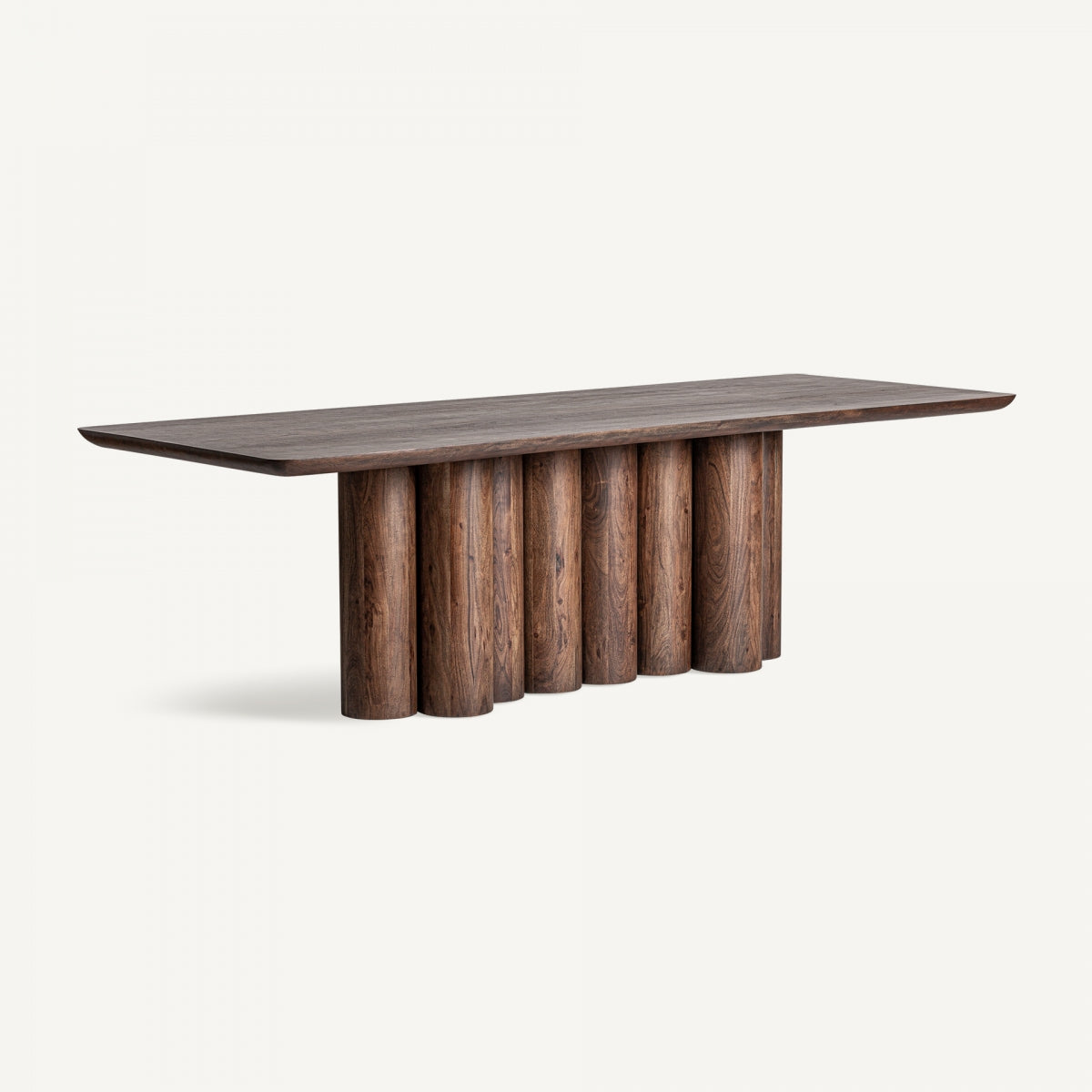 La mesa de comedor en madera de acacia Beke presenta una tapa rectangular lisa y un diseño de base cilíndrica tipo columna en estilo art déco.