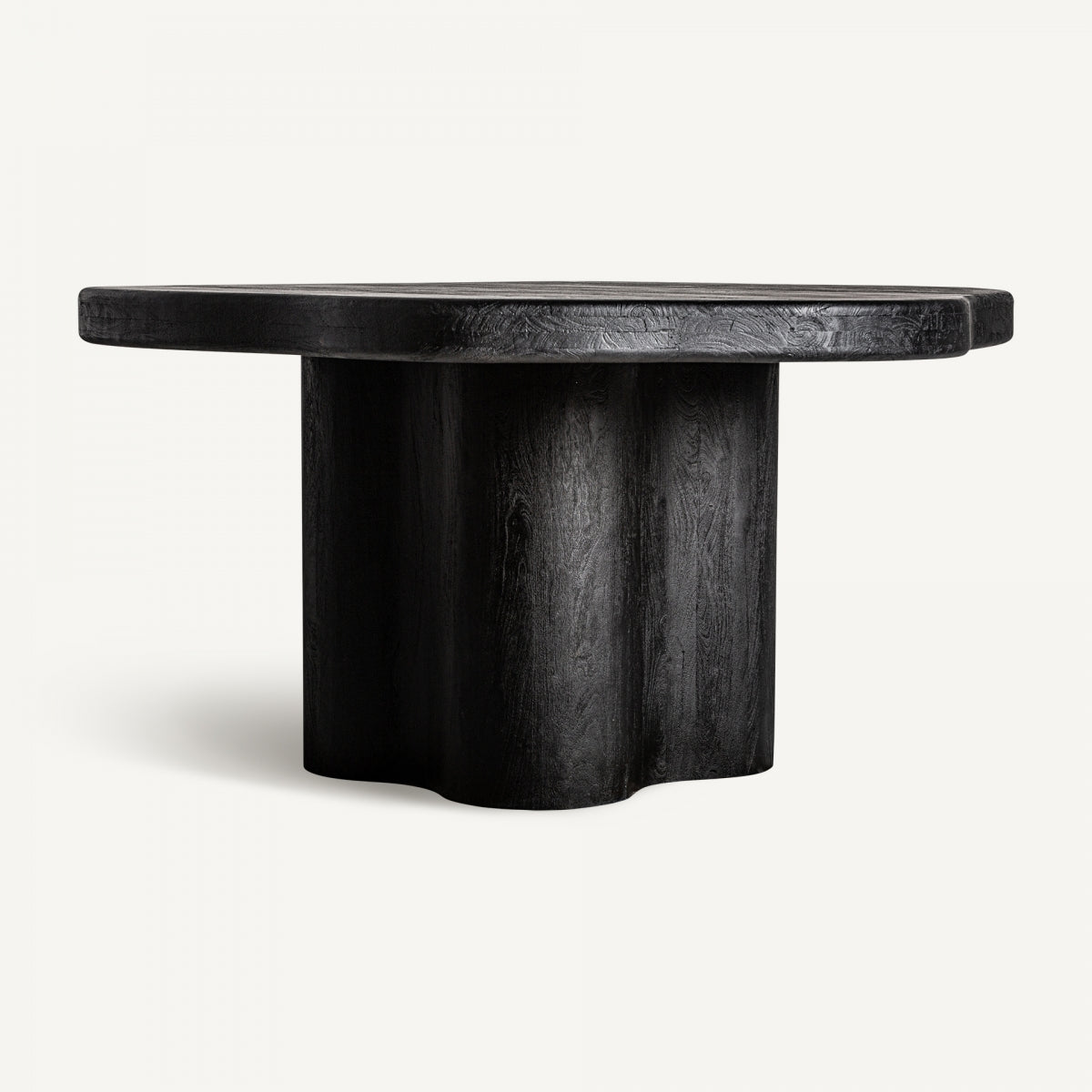 La mesa de comedor rectangular en madera de acacia Wortz presenta una superficie redonda de madera negra elaborada a partir de elegante acacia negra, sostenida por una base gruesa y esculpida con influencias de diseño art decó.