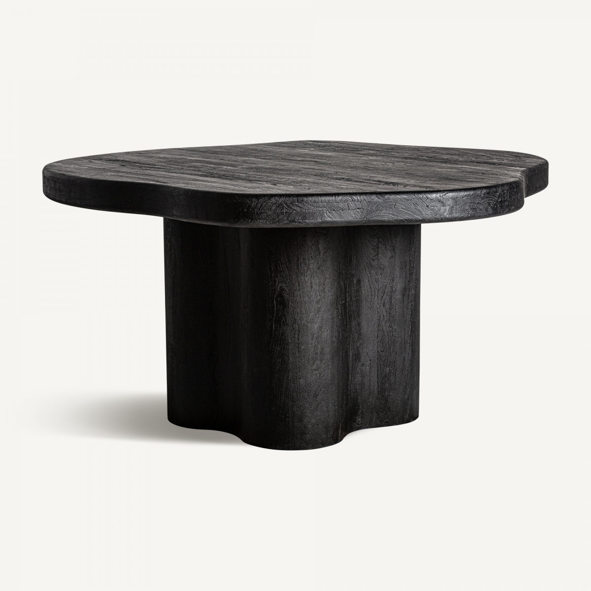 La mesa de comedor rectangular en madera de acacia Wortz es una mesa de comedor de madera oscura con un tablero cuadrado grueso y redondeado hecho de elegante madera de acacia y sostenida por una base sólida y escultural.