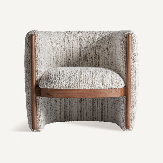 El Sillón tapizado en jaspeado Erbach - Madera de pino combina tela gris claro texturizada y detalles en madera de pino en patas y base, logrando un look art deco contemporáneo sobre fondo blanco.