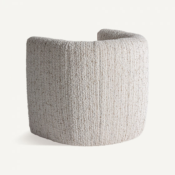 Sillón moderno tapizado en jaspeado Erbach - Madera de pino, con silueta curva y tejido texturizado beige claro, que se muestra sobre un fondo blanco liso.
