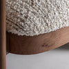 Primer plano del Sillón tapizado en jaspeado Erbach, elaborado en madera de pino con carpintería vista y tapizado texturizado en color crema, mostrando un diseño art decó contemporáneo.